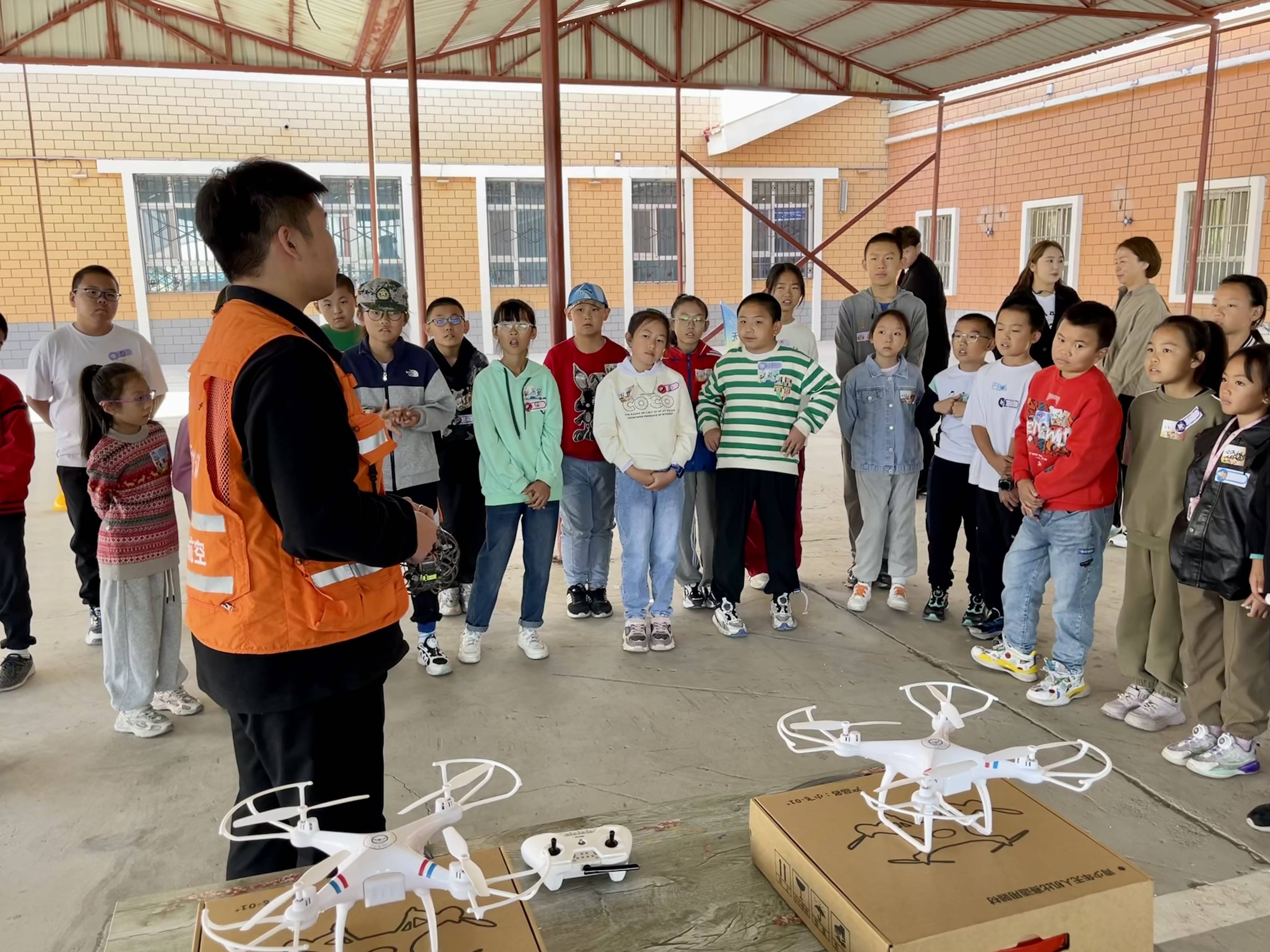 新疆保华润天航空青少年无人机培训图集