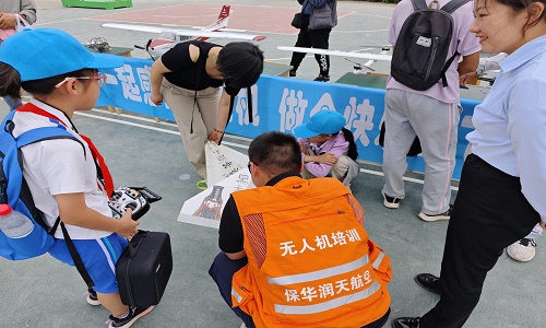 新疆保华润天航空无人机培训揭秘：青少年无人机培训市场，费用真的那么高吗？