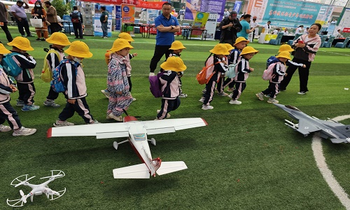 青少年无人机飞行梦：详解CAAC无人机执照等级及考取指南【新疆保华润天航空】